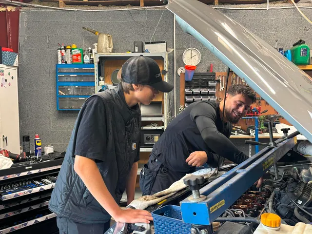 Mekanikere fra P.S Auto arbejder på en bil i værkstedet i Hillerød